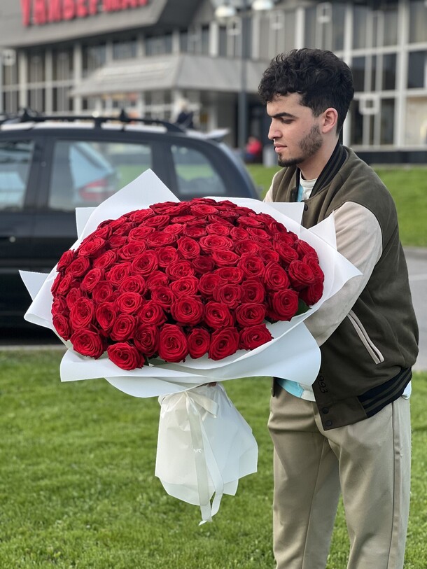 101 роза 70 см 🌹, артикул F1341457 - 41213 рублей, доставка по городу. Flawery - доставка цветов