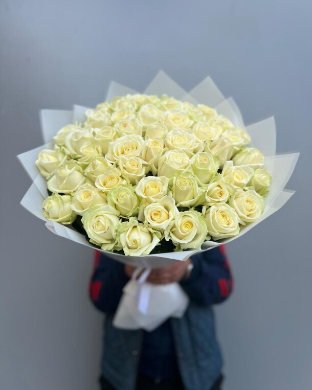 Букет из 51 белых роз 🤍, артикул F1342365 - 21490 рублей, доставка по городу. Flawery - доставка цветов