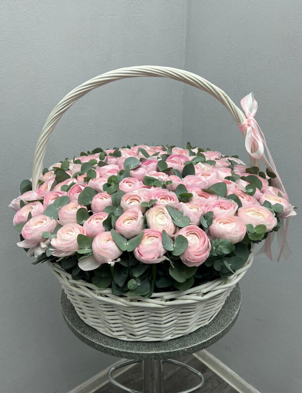 101 ранунклюс с эвкалиптом в корзине, артикул F1359861 - 294980 рублей, доставка по городу. Flawery - доставка цветов