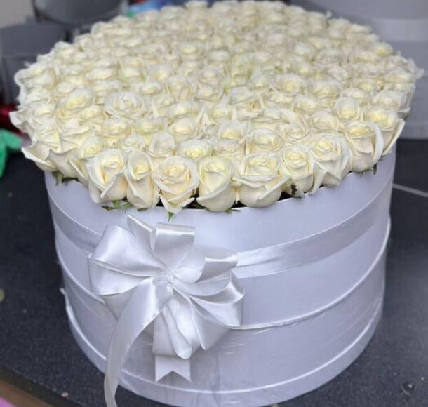 101 белая роза в коробке, артикул F1388323 - 53308 рублей, доставка по городу. Flawery - доставка цветов