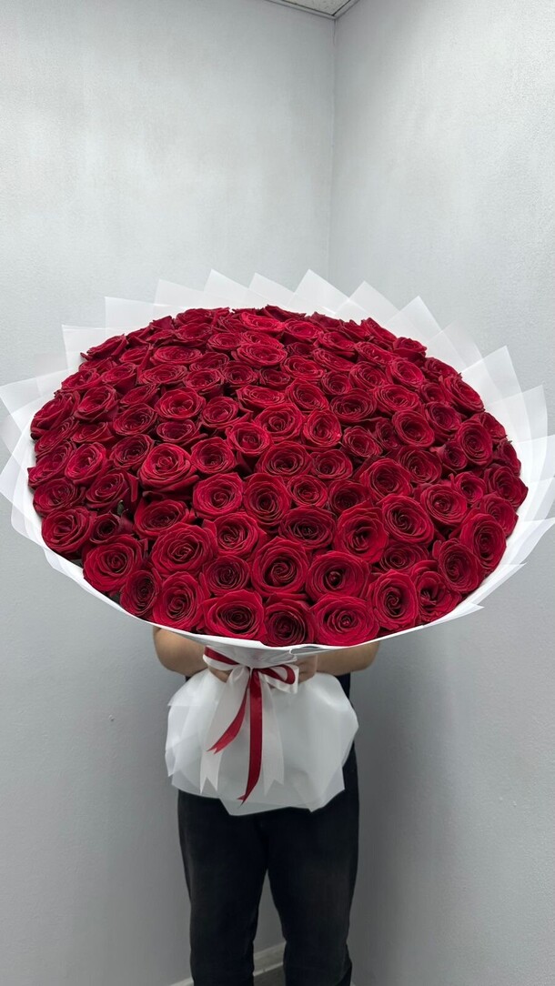 101 роза 80 см, артикул F1417030 - 54919 рублей, доставка по городу. Flawery - доставка цветов