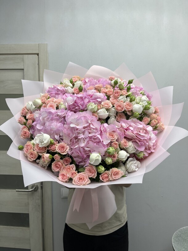 Букет кустовых роз и гортензии, артикул F1422976 - 25108 рублей, доставка по городу. Flawery - доставка цветов