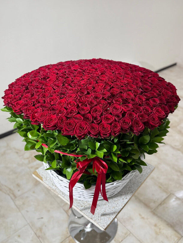 301 роза в корзине 🌹, артикул F1480559 - 144785 рублей, доставка по городу. Flawery - доставка цветов