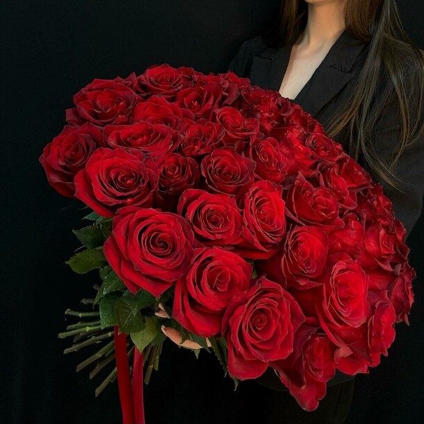 Букет из 45 красных крупных роз эквадор (мб 007), артикул F1358370 - 20727 рублей, доставка по городу. Flawery - доставка цветов