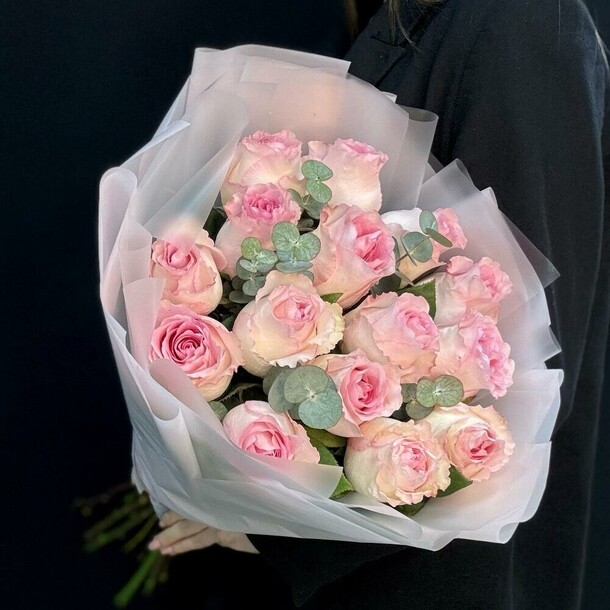 Букет из 15 роз с эвкалиптом (сб 005), артикул F1365663 - 10099 рублей, доставка по городу. Flawery - доставка цветов