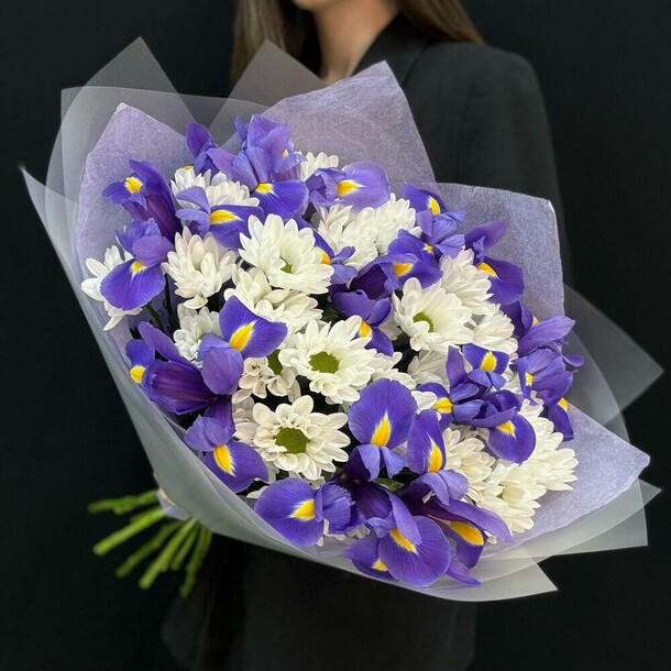Букет хризантемы ромашка и ирисы (сб 013), артикул F1366285 - 5845 рублей, доставка по городу. Flawery - доставка цветов