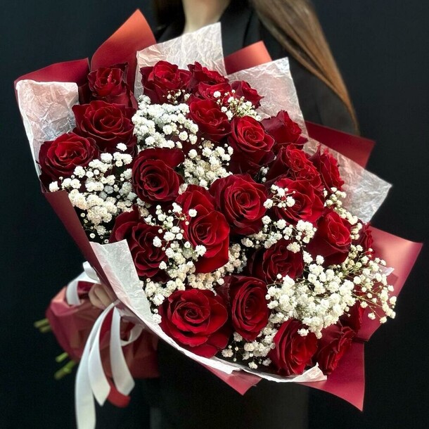 Букет из 25 красных роз и белой гипсофилы (сб 023), артикул F1366683 - 14137 рублей, доставка по городу. Flawery - доставка цветов