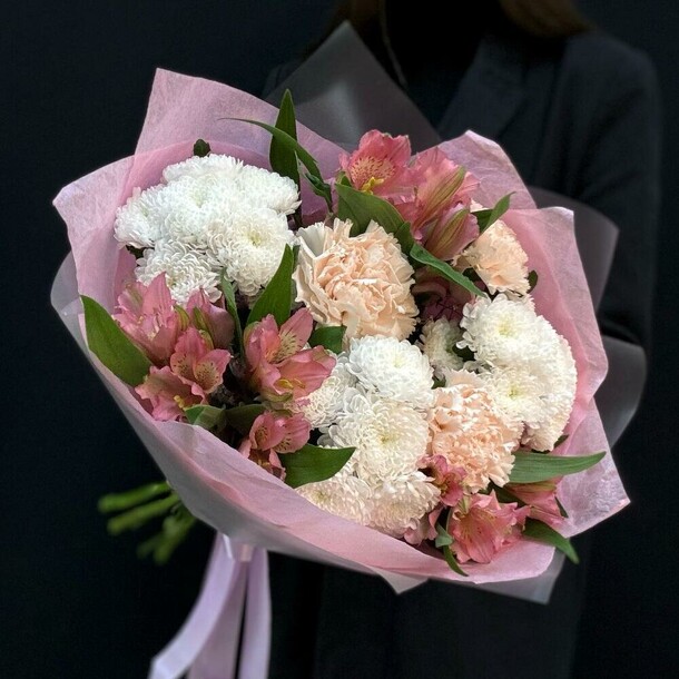 Букет комплимент альстромерия, кустовая хризантема и диантус (сб 030), артикул F1366711 - 4430 рублей, доставка по городу. Flawery - доставка цветов