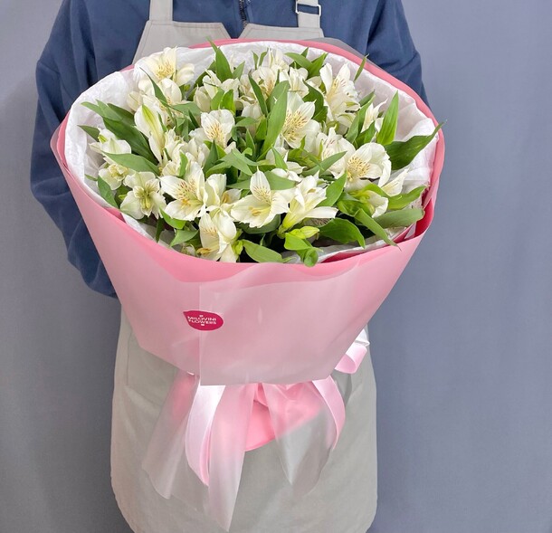 Букет из 11 альстромерий, артикул F1342321 - 8349 рублей, доставка по городу. Flawery - доставка цветов