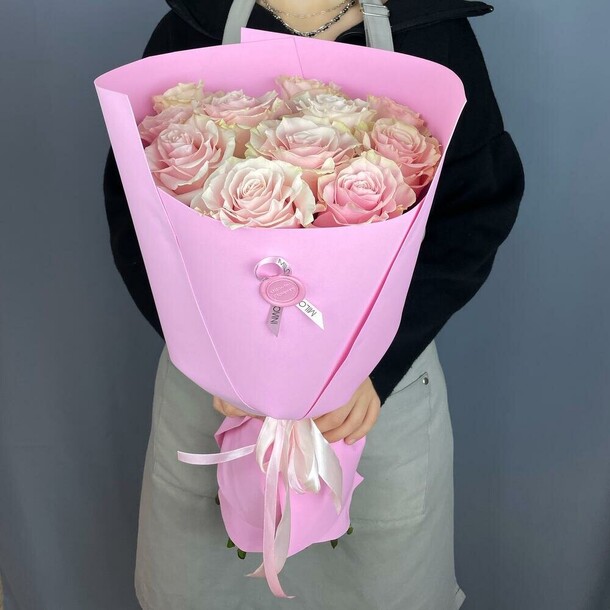 Букет из 11 розовых эквадорских роз, артикул F1342553 - 10225 рублей, доставка по городу. Flawery - доставка цветов