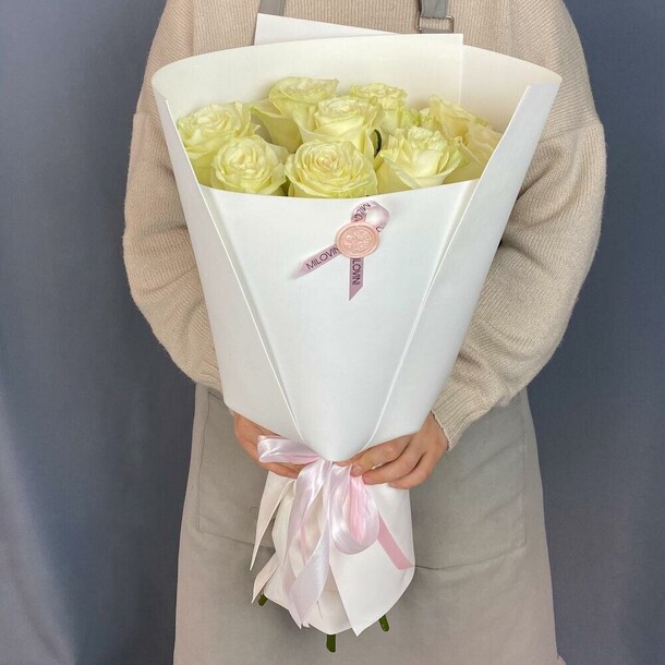 Букет из 9 белых эквадорских роз, артикул F1342669 - 8531 рублей, доставка по городу. Flawery - доставка цветов