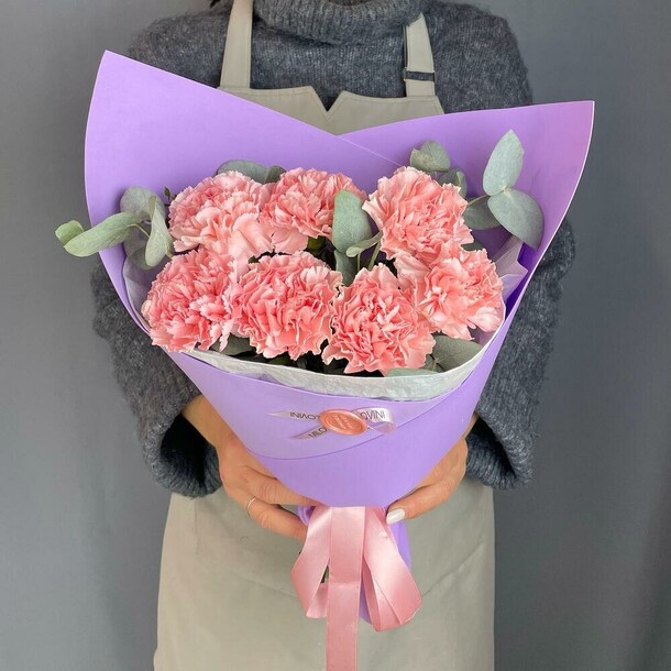 Букет из 7 гвоздик и эвкалипта, артикул F1342922 - 3570 рублей, доставка по городу. Flawery - доставка цветов