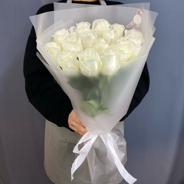 Букет из 15 белых роз, артикул F1342947 - 13976 рублей, доставка по городу. Flawery - доставка цветов