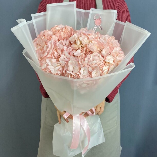 Букет из 3 розовых гортензий, артикул F1343784 - 5324 рублей, доставка по городу. Flawery - доставка цветов