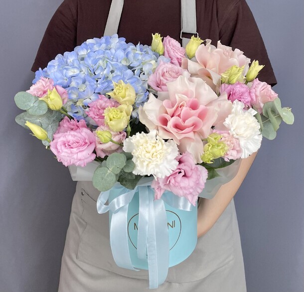 Цветы в коробке с гортензией, эустомой, розами, артикул F1343794 - 8531 рублей, доставка по городу. Flawery - доставка цветов