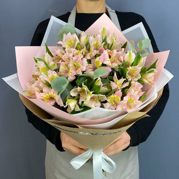 Букет из 9 розовых альстромерий и эвкалипта, артикул F1348704 - 6958 рублей, доставка по городу. Flawery - доставка цветов