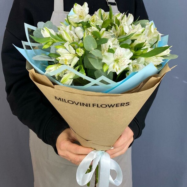 Букет из 9 белых альстромерий и эвкалипта, артикул F1348706 - 6958 рублей, доставка по городу. Flawery - доставка цветов