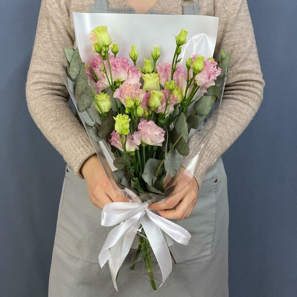 Букет из 3 розовых эустом и эвкалипта, артикул F1349156 - 4719 рублей, доставка по городу. Flawery - доставка цветов