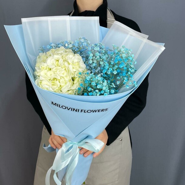 Букет с гортензией и гипсофилой, артикул F1350691 - 3872 рублей, доставка по городу. Flawery - доставка цветов