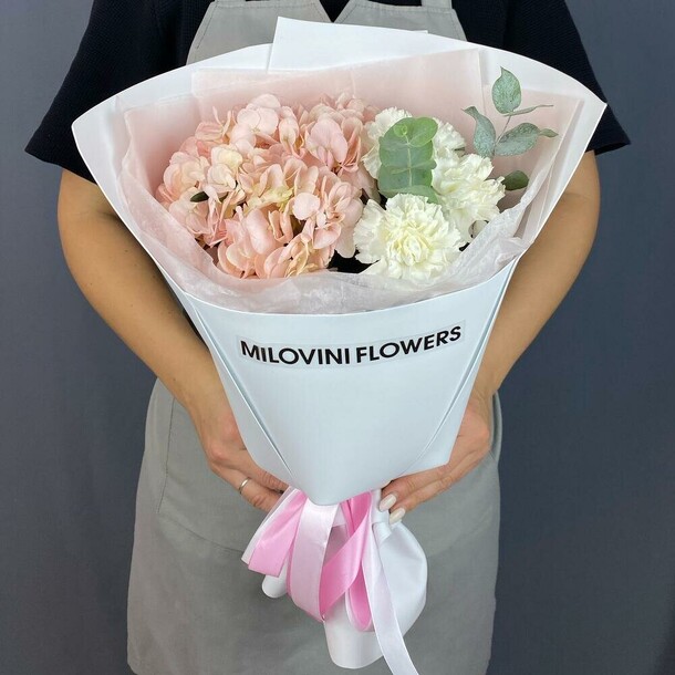 Букет с гортензией гвоздиками, эвкалиптом, артикул F1350696 - 3751 рублей, доставка по городу. Flawery - доставка цветов