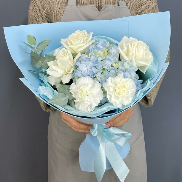 Букет с гортензией, розами, эвкалиптом, артикул F1350703 - 6171 рублей, доставка по городу. Flawery - доставка цветов