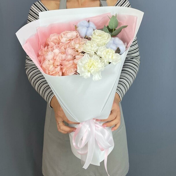 Букет с гортензией, гвоздиками, хлопком, артикул F1350707 - 5082 рублей, доставка по городу. Flawery - доставка цветов