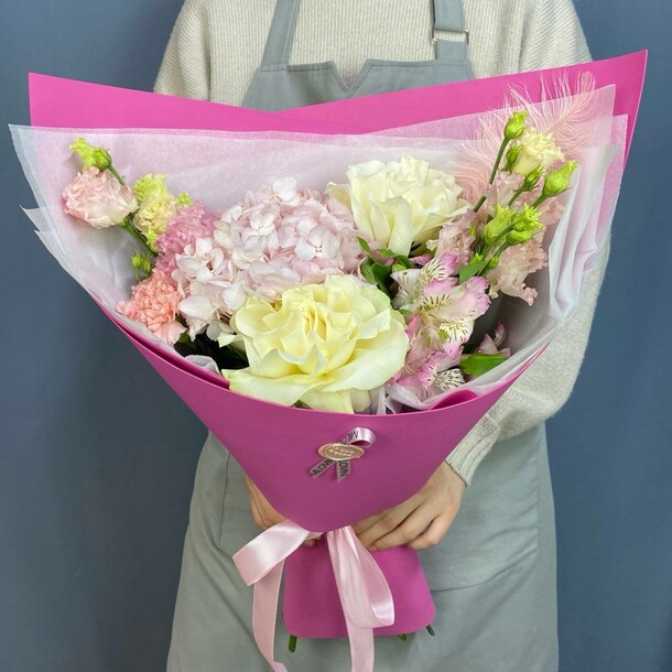 Букет с гортензией, эустомой, альстромерией, артикул F1351729 - 7623 рублей, доставка по городу. Flawery - доставка цветов