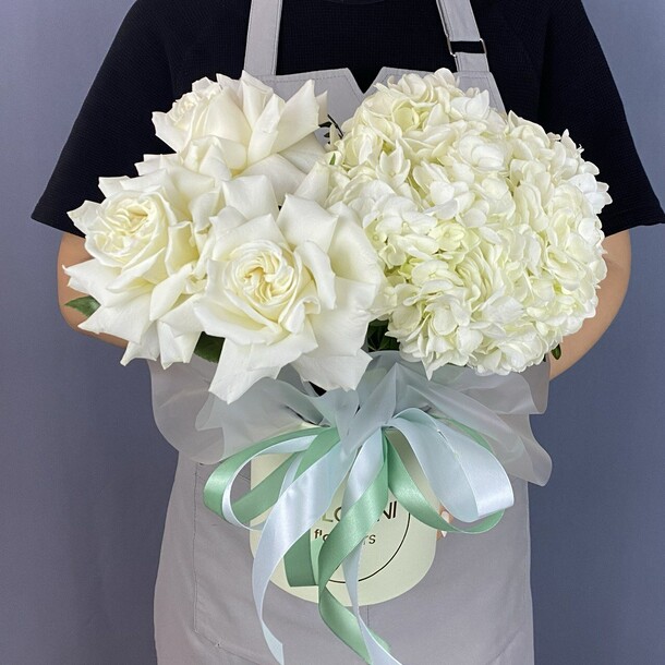 Композиция с гортензией и розами, артикул F1352385 - 5324 рублей, доставка по городу. Flawery - доставка цветов