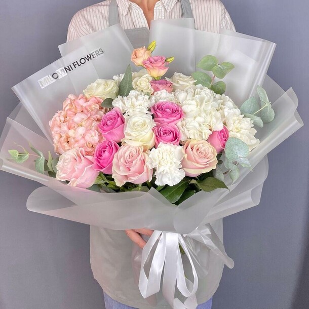 Букет с гортензиями, розами, эустомой, артикул F1355168 - 15186 рублей, доставка по городу. Flawery - доставка цветов