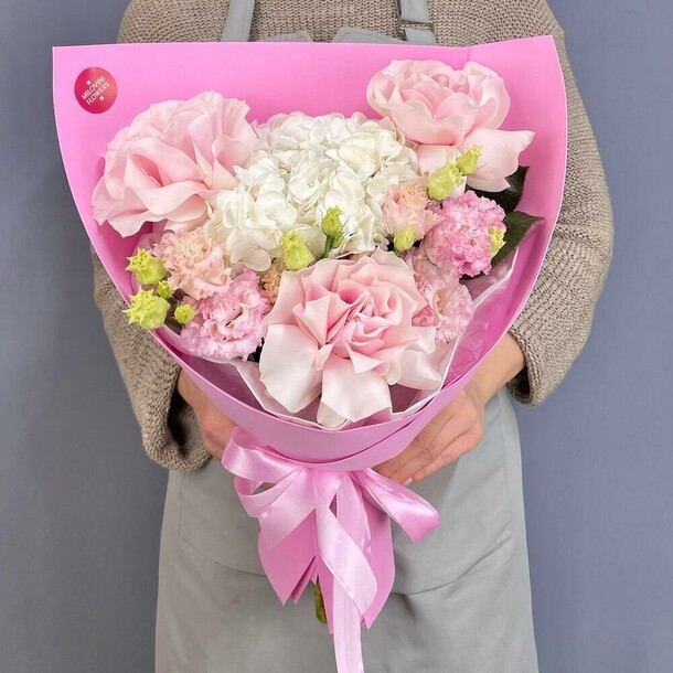 Букет с гортензией, розами, эустомой, артикул F1355330 - 7381 рублей, доставка по городу. Flawery - доставка цветов