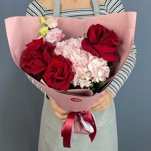 Букет с гортензией, эустомой, розами, артикул F1355331 - 6171 рублей, доставка по городу. Flawery - доставка цветов