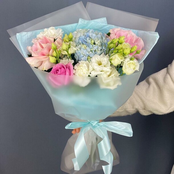 Букет с гортензией, розами, эустомой, артикул F1355337 - 6353 рублей, доставка по городу. Flawery - доставка цветов