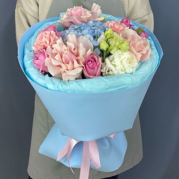 Букет с гортензией, розами, гвоздиками, артикул F1355348 - 8894 рублей, доставка по городу. Flawery - доставка цветов