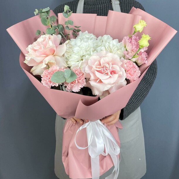 Букет с гортензией, розами, эустомой, артикул F1355357 - 6897 рублей, доставка по городу. Flawery - доставка цветов