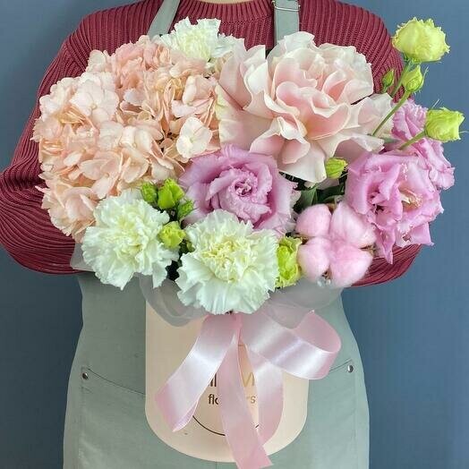 Цветы в коробке с гортензией, розой, эустомой, артикул F1355374 - 5566 рублей, доставка по городу. Flawery - доставка цветов