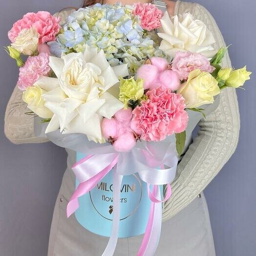 Цветы в коробке с гортензией, эустомой, гвоздиками, артикул F1355375 - 7139 рублей, доставка по городу. Flawery - доставка цветов