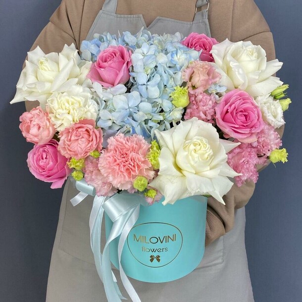 Композиция с гортензией, розами, эустомой, артикул F1355404 - 8591 рублей, доставка по городу. Flawery - доставка цветов