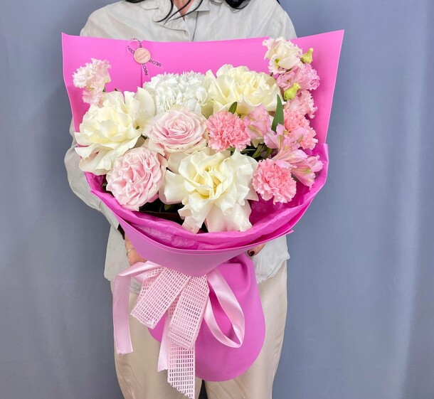 Букет с гортензией, розами и эустомой, артикул F1355416 - 9015 рублей, доставка по городу. Flawery - доставка цветов