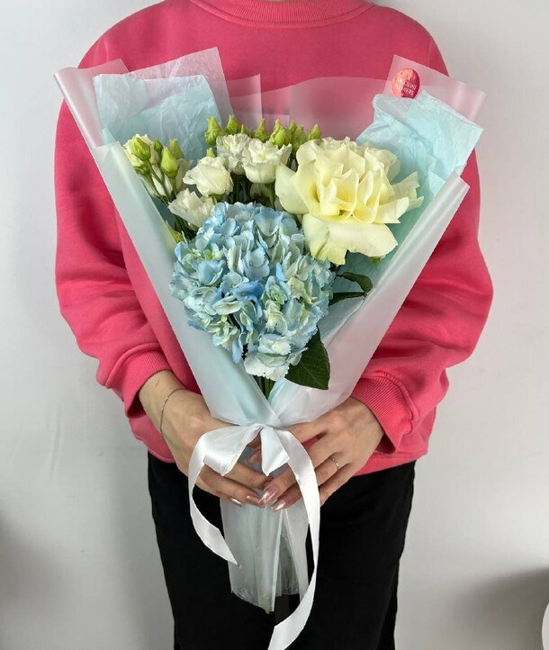 Букет из гортензии, эустомы и розы, артикул F1483066 - 5675 рублей, доставка по городу. Flawery - доставка цветов