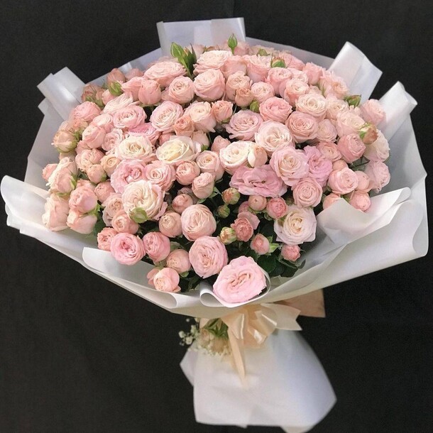 Шикарный букет из 29 кустовых роз, артикул F1155057 - 31083 рублей, доставка по городу. Flawery - доставка цветов