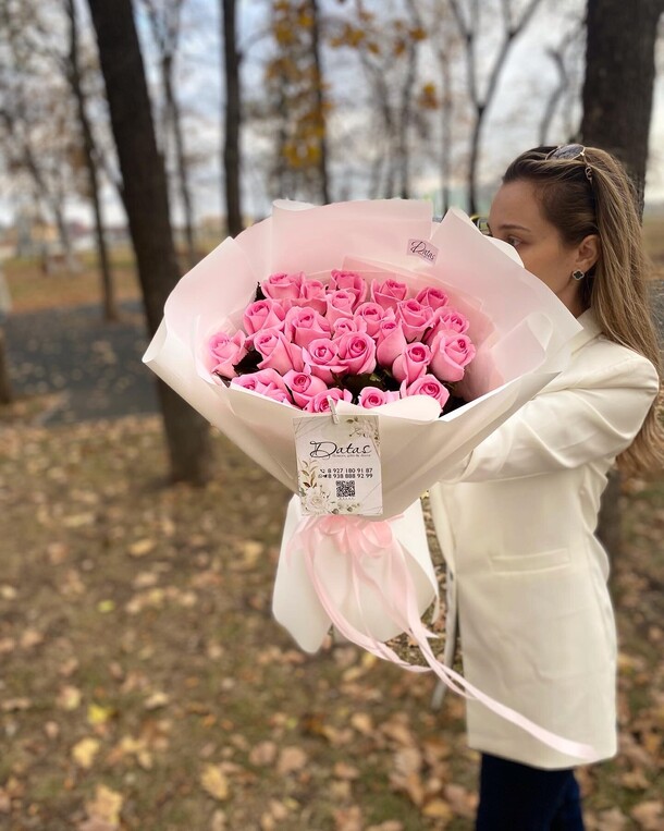 Шикарный букет из 25 роз, артикул F1155066 - 11384 рублей, доставка по городу. Flawery - доставка цветов