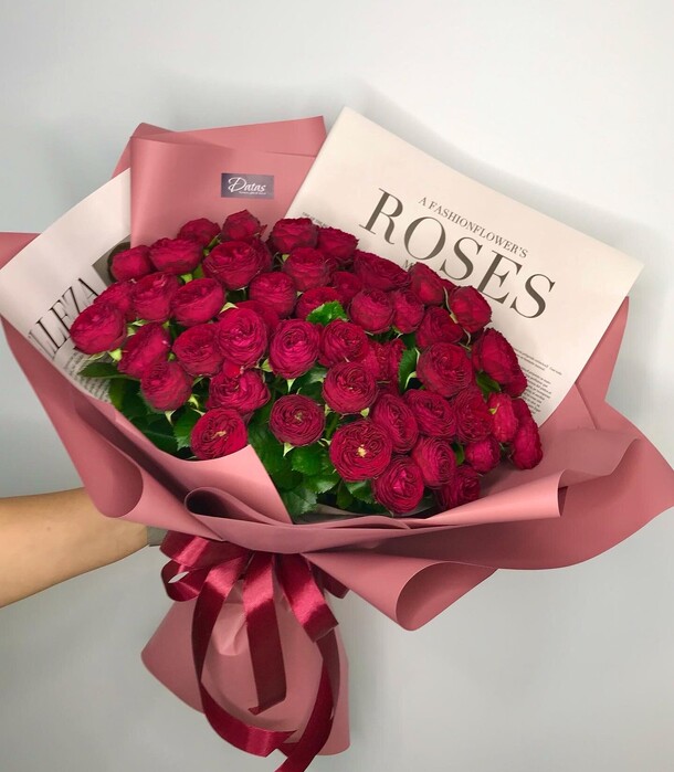 Букет из 19 кустовых роз, артикул F1155067 - 18514 рублей, доставка по городу. Flawery - доставка цветов
