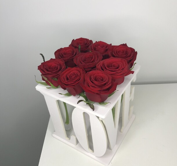 Коробка с розами love, артикул F1155068 - 5768 рублей, доставка по городу. Flawery - доставка цветов