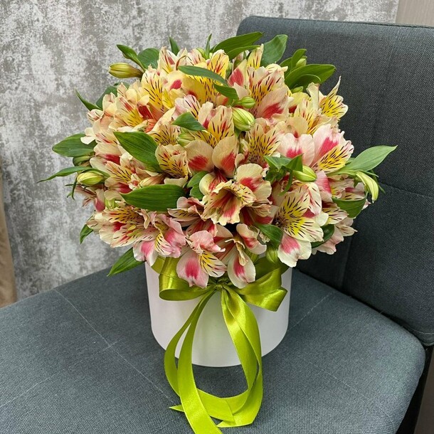 Шикарная коробка с альстромериями, артикул F1157360 - 7564 рублей, доставка по городу. Flawery - доставка цветов