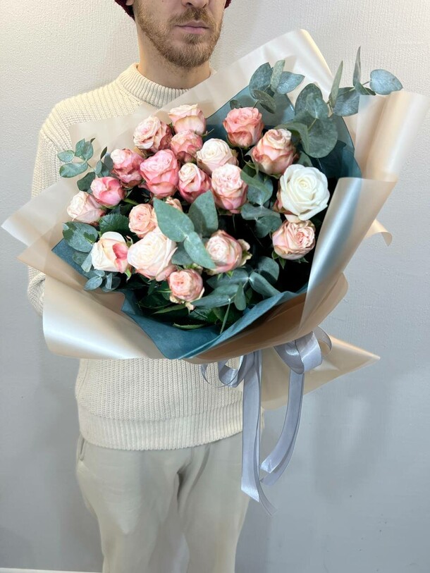 Шикарный букет из кустовых роз, артикул F1157361 - 11784 рублей, доставка по городу. Flawery - доставка цветов