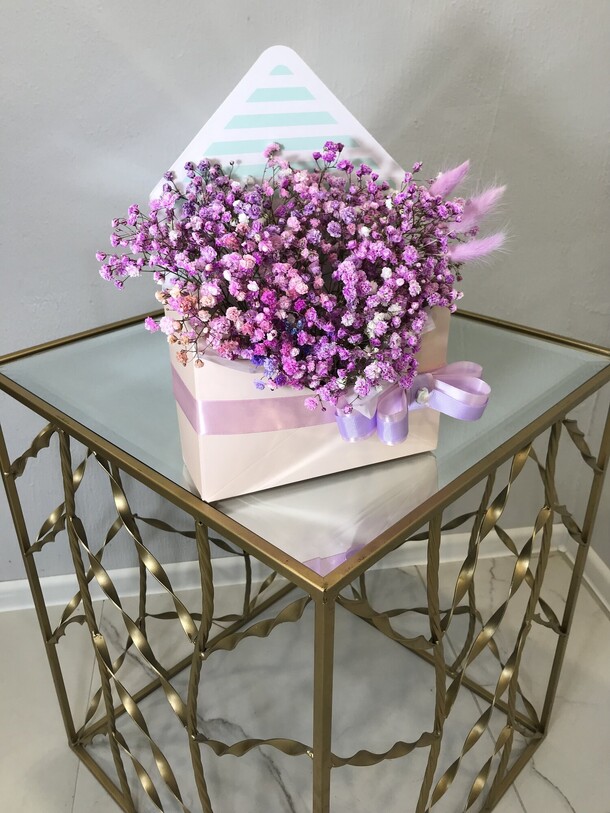 Конверт с яркой гипсофилой “gift”, артикул F1158239 - 4424 рублей, доставка по городу. Flawery - доставка цветов