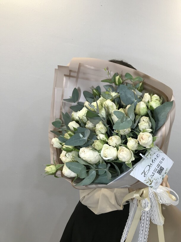 Букет из кустовых роз с эвкалиптом, артикул F1159148 - 8504 рублей, доставка по городу. Flawery - доставка цветов