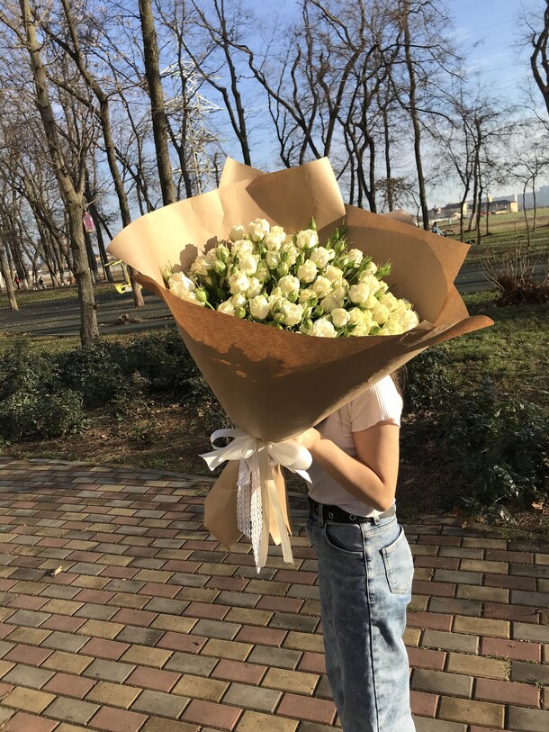 Букет из 19 кустовых роз, артикул F1159767 - 21827 рублей, доставка по городу. Flawery - доставка цветов