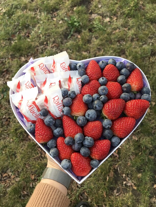 Сердце с ягодами, артикул F1161012 - 3812 рублей, доставка по городу. Flawery - доставка цветов