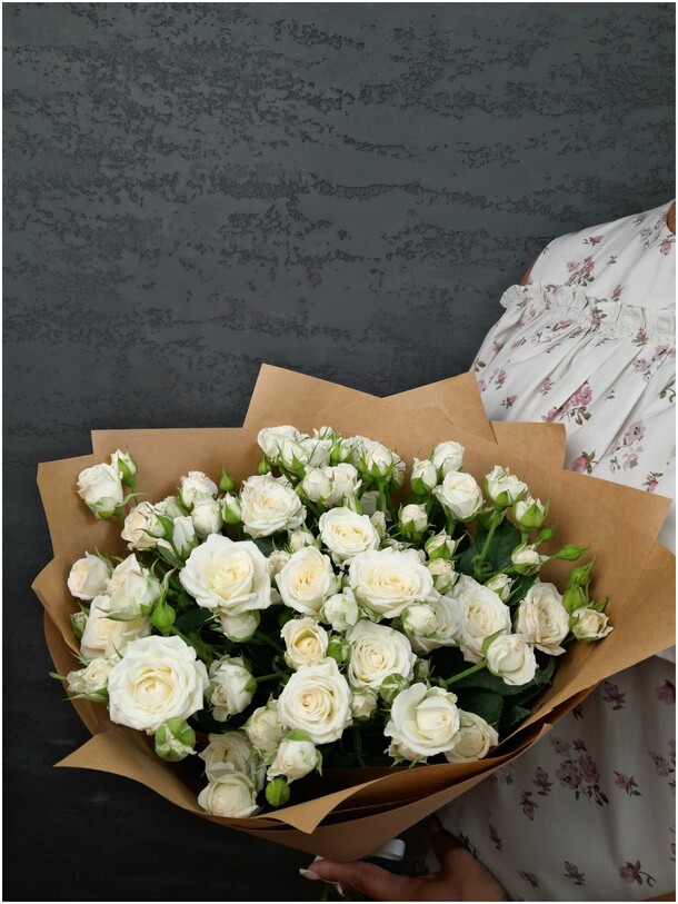 Букет из 19 кустовых роз, артикул F1162893 - 26309 рублей, доставка по городу. Flawery - доставка цветов